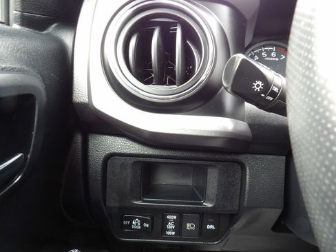 Used 2018 Toyota Tacoma TRD Sport image 19