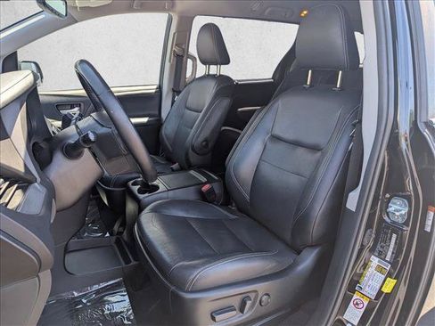 Used 2018 Toyota Sienna SE w/ Carpet Mat Package FWD image 15