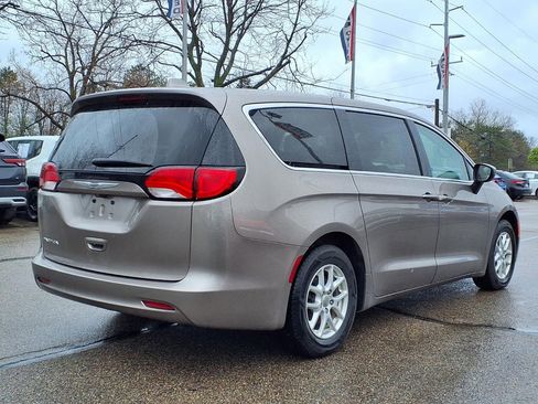 Used 2017 Chrysler Pacifica Touring image 4