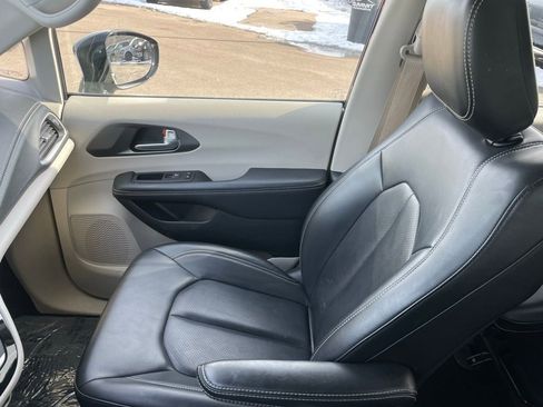 Used 2024 Chrysler Pacifica Limited FWD image 21