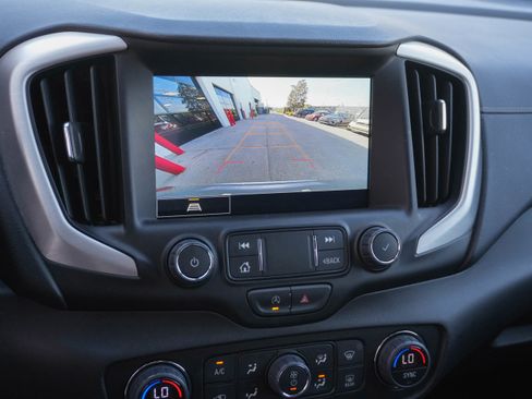 Used 2024 GMC Terrain SLE w/ Driver Convenience Package image 22