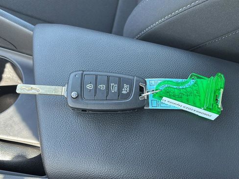 Certified 2025 Hyundai Elantra SE image 43