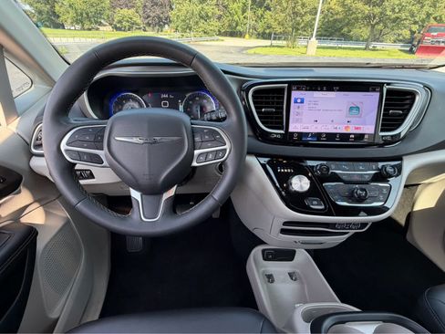 Used 2024 Chrysler Pacifica Touring-L FWD image 16