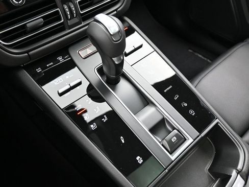 Certified 2026 Porsche Macan AWD/4WD image 22