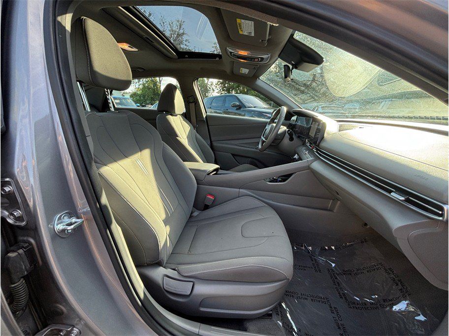 Used 2025 Hyundai Elantra SEL FWD image 39