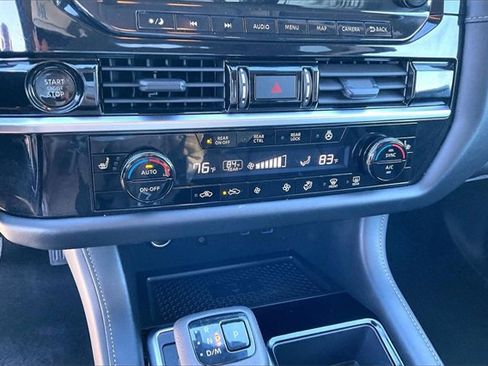 Certified 2025 Nissan Pathfinder SL image 30