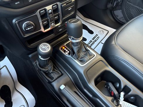 New 2025 Jeep Gladiator High Tide image 19