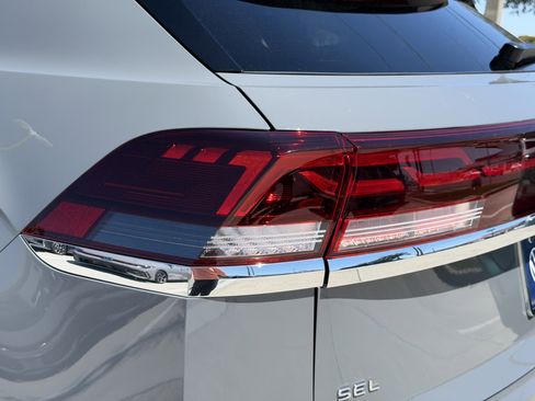 Used 2024 Volkswagen Atlas Cross Sport SEL R-Line AWD/4WD image 9