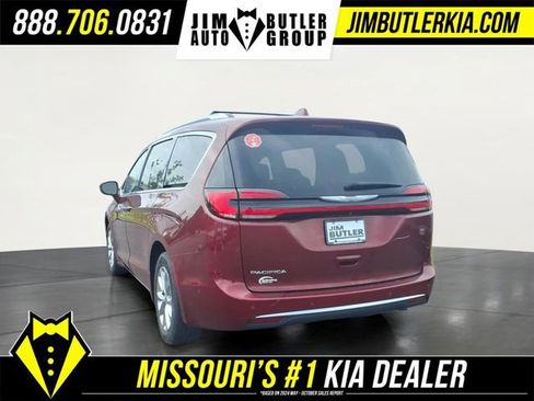 Used 2021 Chrysler Pacifica Touring-L w/ Uconnect Theater Family Group FWD image 5