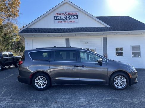 Used 2017 Chrysler Pacifica Touring image 9