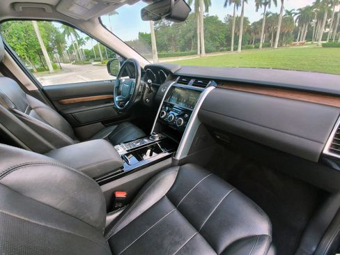 Used 2017 Land Rover Discovery HSE image 39