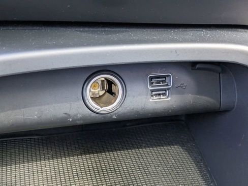 Used 2021 Volvo XC40 T5 Momentum w/ Premium Package image 31