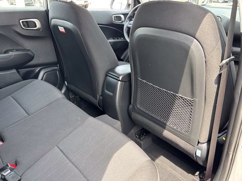 Used 2025 Hyundai Venue SE FWD image 37
