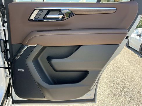 Used 2025 Chevrolet Tahoe High Country RWD image 24