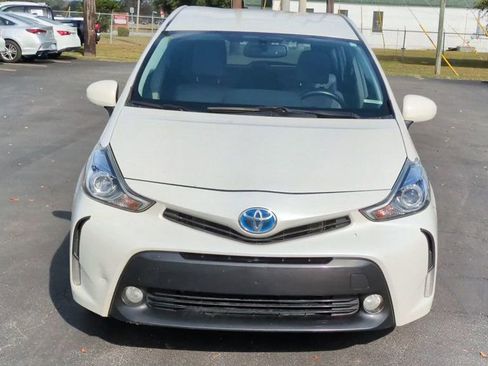 Used 2017 Toyota Prius V image 3