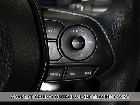 Used 2021 Toyota Corolla LE image 3