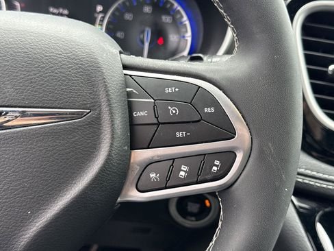 Used 2025 Chrysler Pacifica Select FWD image 13
