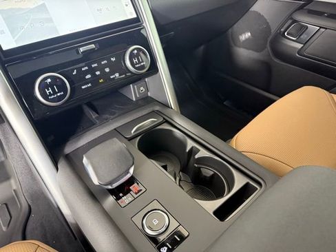 Used 2025 Land Rover Discovery Dynamic SE image 23