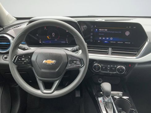 Used 2025 Chevrolet Trax LT FWD image 13