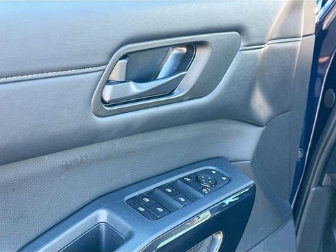 Used 2025 Nissan Pathfinder SV image 17