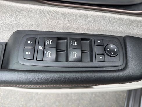 Used 2018 Chrysler Pacifica Touring-L Plus FWD image 16