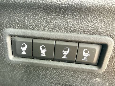 Used 2024 Jeep Wagoneer L Series II RWD image 18
