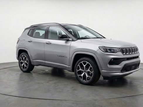 Used 2025 Jeep Compass Limited image 1