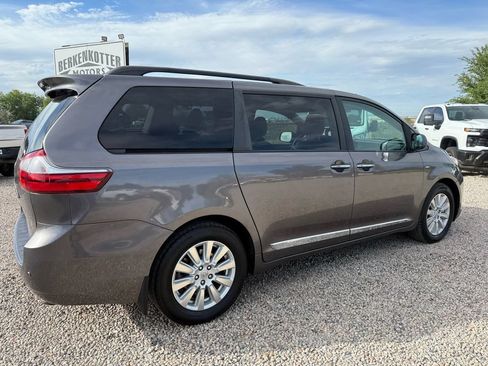 Used 2017 Toyota Sienna XLE w/ XLE Navigation Package AWD/4WD image 11