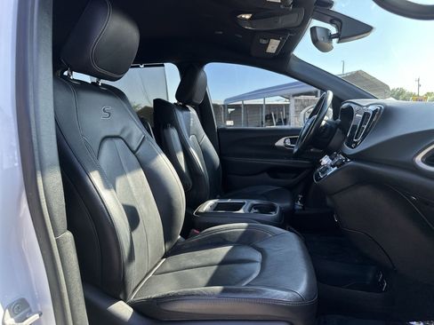 Used 2020 Chrysler Pacifica Touring-L Plus w/ S Appearance Package FWD image 25