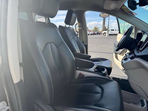 Used 2023 Chrysler Pacifica Touring-L FWD image 38