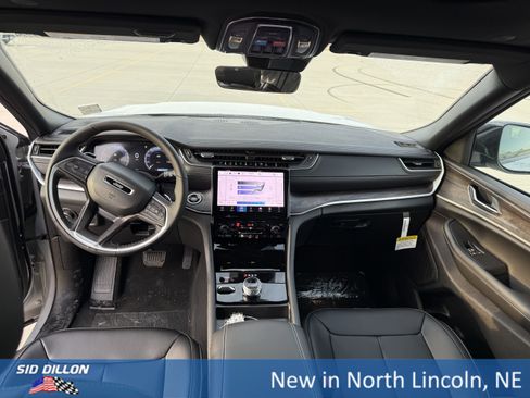 New 2025 Jeep Grand Cherokee Limited image 17