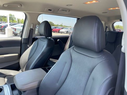 Certified 2025 Kia Carnival FWD image 21