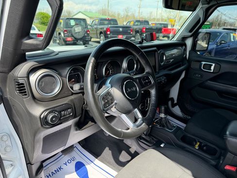Used 2018 Jeep Wrangler Unlimited Sahara image 10