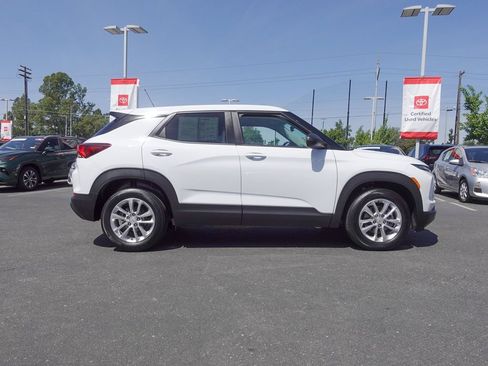 Used 2025 Chevrolet TrailBlazer LS w/ LS Convenience Package FWD image 2