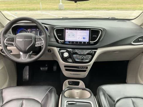 Used 2023 Chrysler Pacifica Touring-L image 18