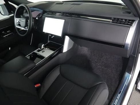 New 2025 Land Rover Range Rover SE image 19