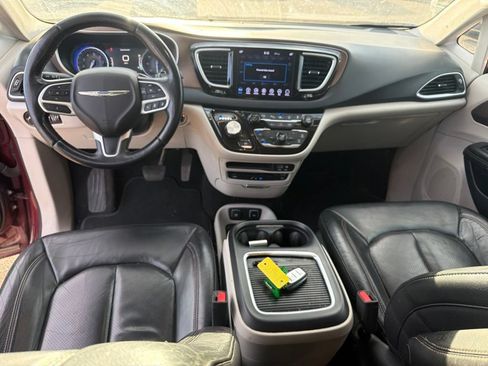 Used 2018 Chrysler Pacifica Touring-L Plus FWD image 23