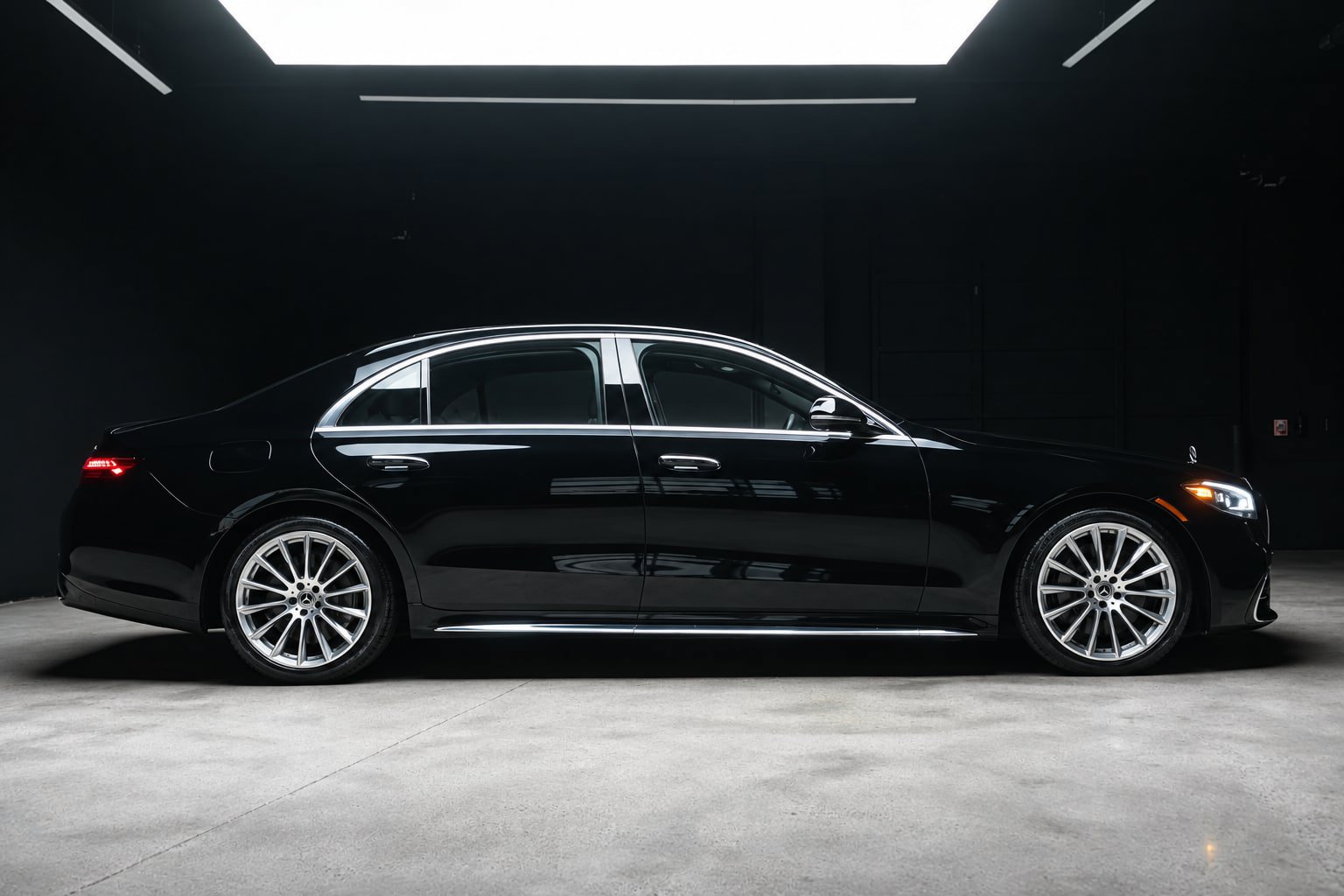 Used 2022 Mercedes-Benz S 500 4MATIC w/ AMG Line Package image 5