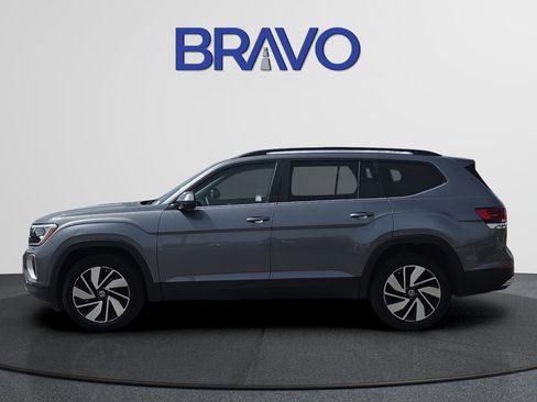 Used 2025 Volkswagen Atlas SE AWD/4WD image 2
