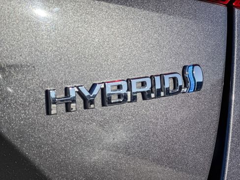 Used 2022 Toyota Prius LE image 27