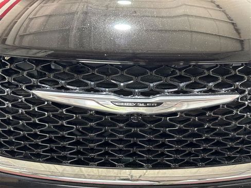 Used 2024 Chrysler Pacifica Touring-L FWD image 23