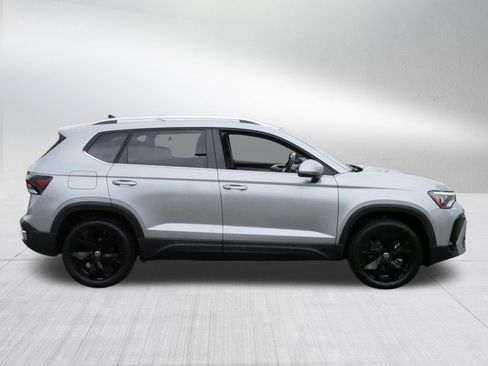Used 2025 Volkswagen Taos SE w/ Black Wheel Package FWD image 8
