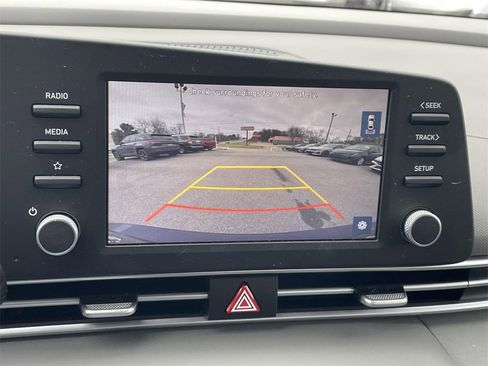 Used 2022 Hyundai Elantra SE image 17