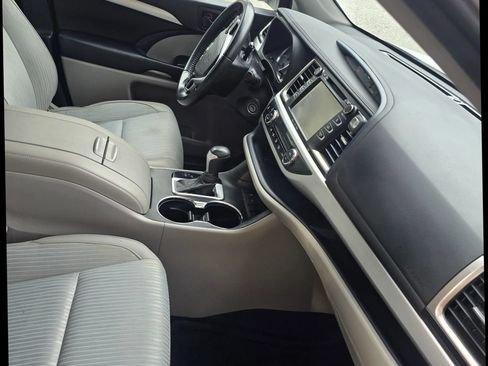 Used 2019 Toyota Highlander Plus FWD image 6