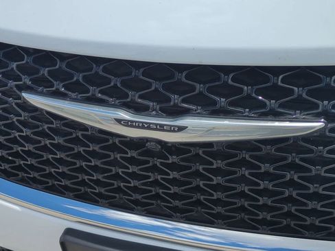Used 2023 Chrysler Pacifica Touring-L FWD image 12