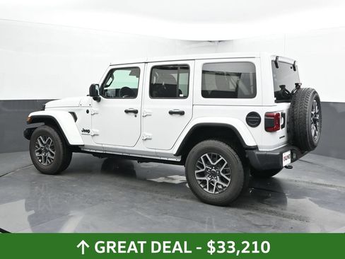 Used 2025 Jeep Wrangler Unlimited Sahara AWD/4WD image 11