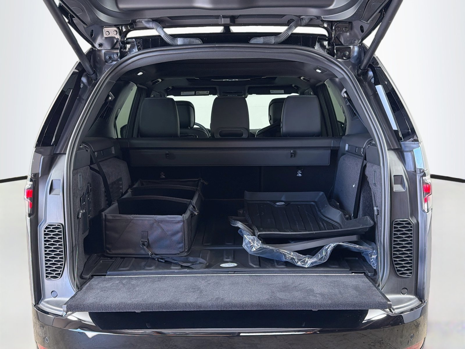 New 2026 Land Rover Discovery Limited Edition AWD/4WD image 28