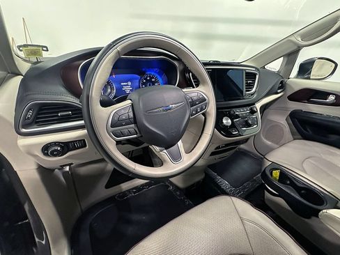 Used 2017 Chrysler Pacifica Limited FWD image 19