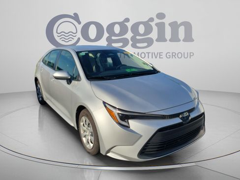 Used 2025 Toyota Corolla LE w/ Convenience Package FWD image 8