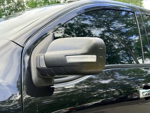 Used 2019 Nissan Titan SV w/ SV Convenience Package RWD image 16